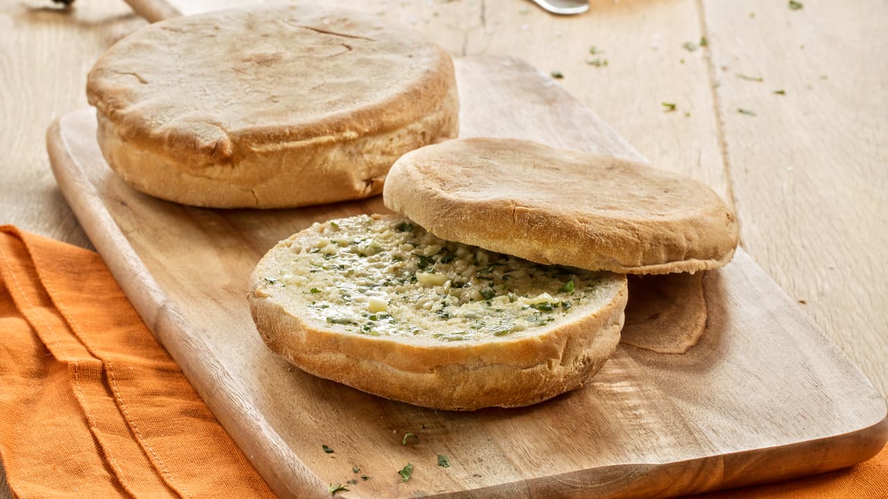 Bolo do Caco with garlic butter